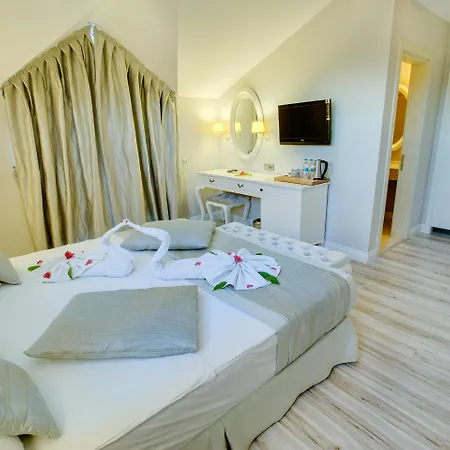 Pinehill Hotel&suites 3*