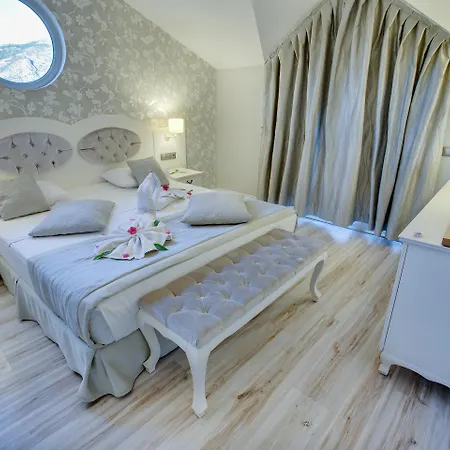Pinehill Hotel&suites